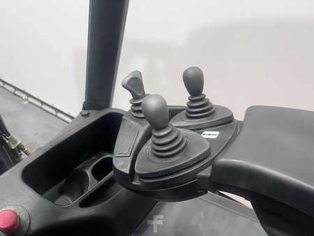 Chariots électriques à 4 roues 2011  Linde E 16 H-01 (5)