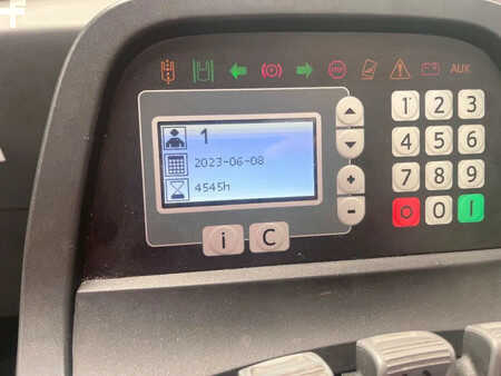 Carretilla retráctil 2016  BT RRE 1400 (13)