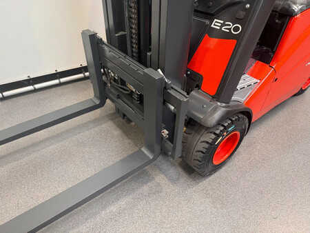 Chariots électriques à 4 roues 2007  Linde 386 E 20 PH-01 (7)