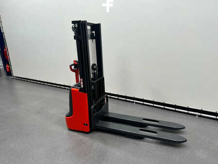 Pallet Stackers 2022  Linde L 12 (6)