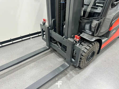 Chariots électriques à 4 roues 2025  Linde 1252 E 25 L-01 (9)