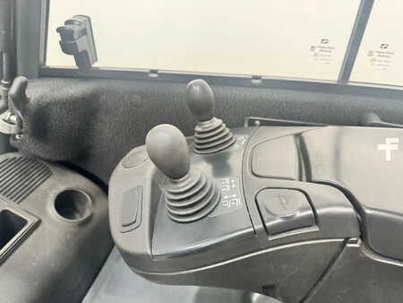 Chariots électriques à 4 roues 2019  Linde 386 E 16 PH-02 (10)