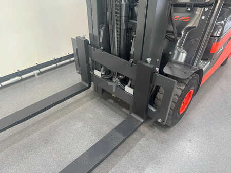 Elektromos 4 kerekű 2016  Linde E 25 L-01 inclusief nieuwe accu (12)