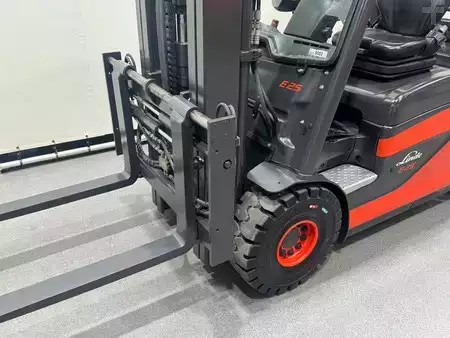 Chariots électriques à 4 roues 2015  Linde 387 E 25 L-01. Inclusief nieuwe accu (12)