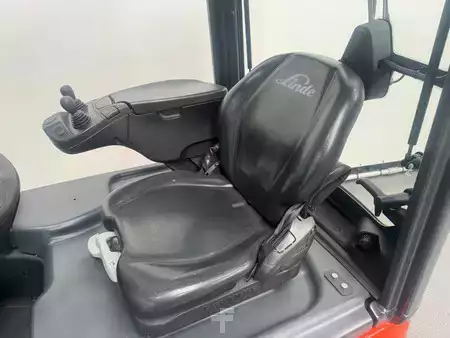 Chariots électriques à 4 roues 2020  Linde 386 E 14-02 (8)