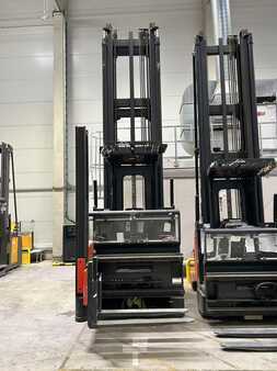 Schmalgangstapler 2022  Linde K (2)
