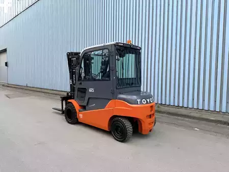 Eléctrico - 4 rodas 2019  Toyota 8FBMT50 client-ready Positioner double pedal (3)