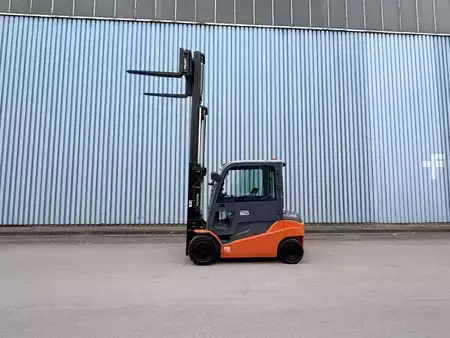 Eléctrico - 4 rodas 2019  Toyota 8FBMT50 client-ready Positioner double pedal (7)