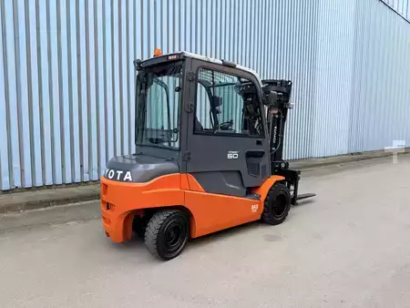 Eléctrico - 4 rodas 2019  Toyota 8FBMT50 client-ready Positioner double pedal (10)