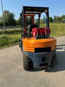 LPG Forklifts 2000  Toyota 2 (1)