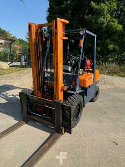 LPG Forklifts 2000  Toyota 2 (2)