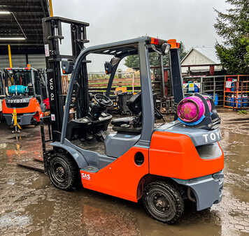 Propane Forklifts 2017  Toyota 02- 8FGF25 (2)