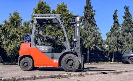 LPG Forklifts 2014  Toyota 02-8FGF25 (1)
