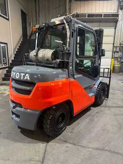 Propane Forklifts 2019  Toyota  (6)