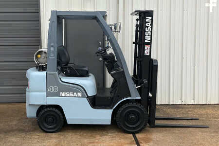 Propane Forklifts 2009  Nissan  (7)