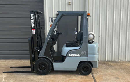Propane Forklifts 2009  Nissan  (1)