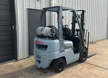 Propane Forklifts 2009  Nissan  (4)