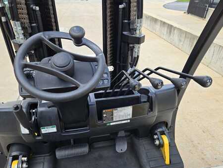 Propane Forklifts 2020  Yale glc155vx (7)