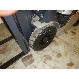 Propane Forklifts 2004  Nissan  (10)