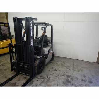 Propane Forklifts 2004  Nissan  (2)