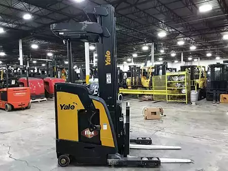 Montacargas Retráctil 2024  Yale nr040 (1)