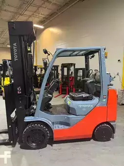 Propane Forklifts 2012  Toyota  (1)