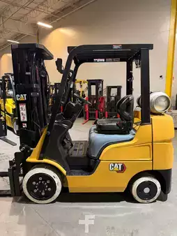 Propane Forklifts 2023  CAT Lift Trucks fgc25n (1)