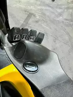 Propane Forklifts 2021  Yale glc050vxn (8)