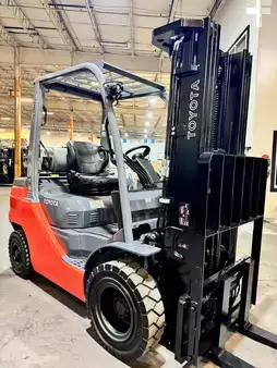Montacargas GLP 2023  Toyota 8fgu25 (2)