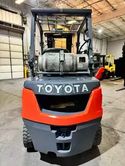 Montacargas GLP 2023  Toyota 8fgu25 (4)