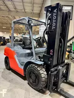 Propane Forklifts 2018  Toyota 8FG35U (2)