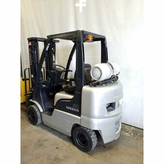 Propane Forklifts 2003  Nissan  (2)