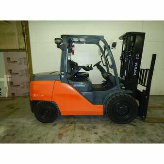 Diesel Forklifts 2013  Toyota  (4)