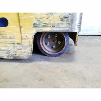 Reach Trucks 2007  Yale nr040dan (2)