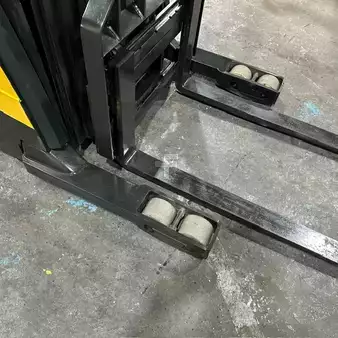 Reach Trucks 2022  Yale nr035dc (4)