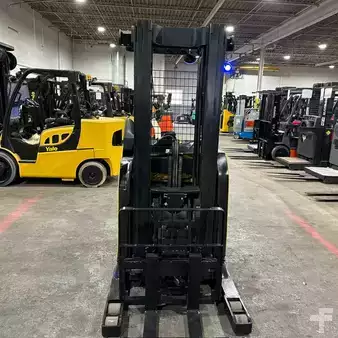 Reach Trucks 2022  Yale nr045eb (2)