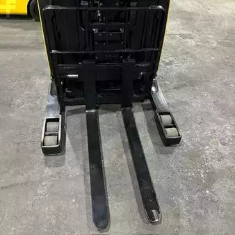 Reach Trucks 2021  Yale nr045eb (2)