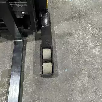Reach Trucks 2021  Yale nr045eb (7)