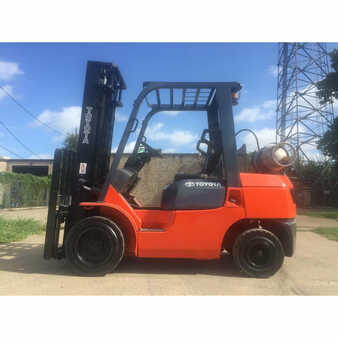 Carretilla elevadora GLP 2004  Toyota 7fgu30 (1)