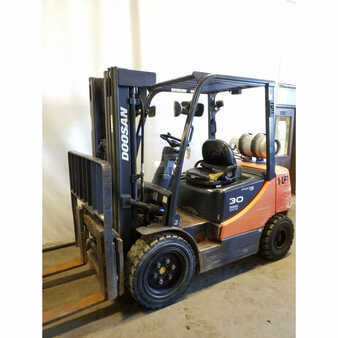 Carretilla elevadora GLP 2008  Doosan g30p-5 (1)