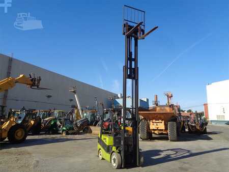 Propane Forklifts - Clark c25cl (18)