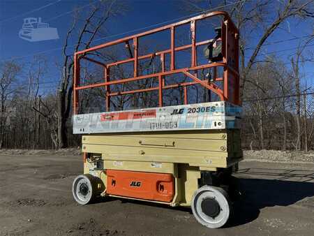 4 Wheels - JLG 2030es (2)