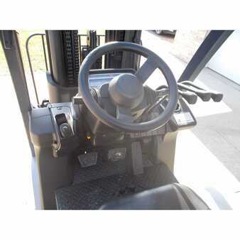 Propane Forklifts 2013  Nissan cf50 (9)
