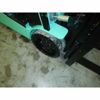 Propane Forklifts 2001  Mitsubishi fgc30k (2)