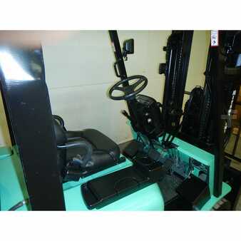 Propane Forklifts 2001  Mitsubishi fgc30k (4)