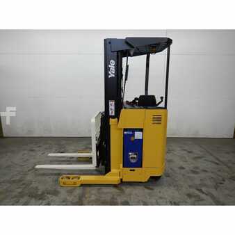 Reach Trucks 2002  Yale  (2)