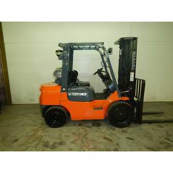 Carretilla elevadora GLP 2006  Toyota 7fgu30 (1)