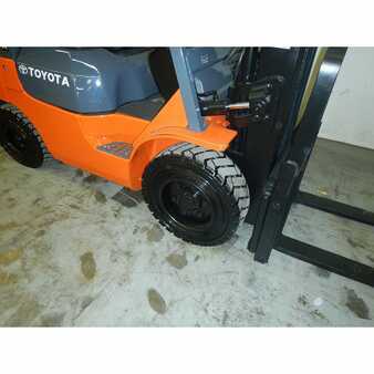 Carretilla elevadora GLP 2006  Toyota 7fgu30 (10)