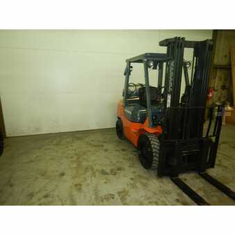 Carretilla elevadora GLP 2006  Toyota 7fgu30 (2)