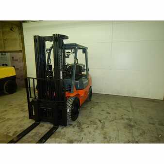 Carretilla elevadora GLP 2006  Toyota 7fgu30 (5)